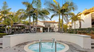 una piscina en un patio con palmeras en Close to Beach w Patio Resort Amenities The Point at Corniche by AvantStay, en Dana Point