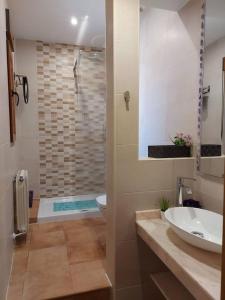 Bilik mandi di Alojamiento Turístico Casa Los Laureles +37 gambar