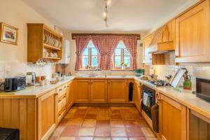 Kuchyň nebo kuchyňský kout v ubytování Elm End Cottage - Single-Storey Farm Retreat