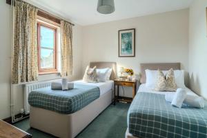 Postel nebo postele na pokoji v ubytování Elm End Cottage - Single-Storey Farm Retreat