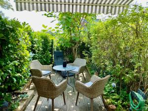 a patio with chairs and a table in a garden at Das Sterf in Willershagen