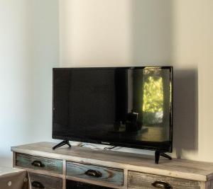 una TV a schermo piatto seduta sopra un comò di Li Uluzzi a Nardò