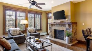 ein Wohnzimmer mit einem Kamin und einem Flachbild-TV in der Unterkunft Steps to Lifts Peak 9 Main Street Balcony Lounge Pool Water House 5204 by AvantStay in Breckenridge