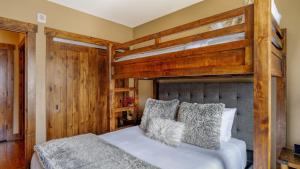 ein Schlafzimmer mit einem Etagenbett mit Leiter in der Unterkunft Steps to Lifts Peak 9 Main Street Balcony Lounge Pool Water House 5204 by AvantStay in Breckenridge