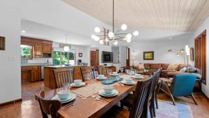 une salle à manger et un salon avec une table et des chaises dans l'établissement Shady Daze: Waterfront Home w Deck Hot Tub Lake Views, à Sherrills Ford