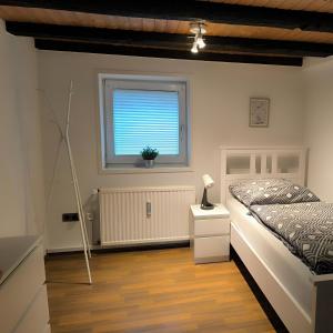 a bedroom with a bed and a window at Apartment Amsterdam - Berlin in Lügde