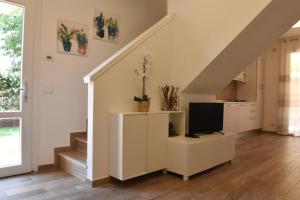 Televisyen dan/atau pusat hiburan di Beach house with private garden