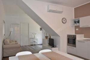 Dapur atau dapur kecil di Beach house with private garden