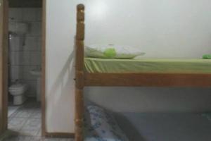 Litera en habitación con aseo en Pousada Brasil Tropical, en Ilha do Mel