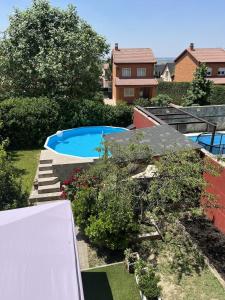 eine Draufsicht auf einen Hinterhof mit einem Swimmingpool in der Unterkunft Villa San Rafael in El Espinar