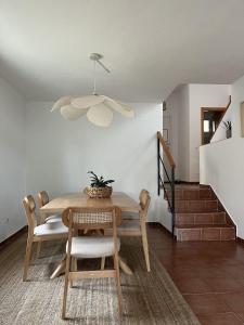ein Esszimmer mit Tisch und Stühlen und einem Kronleuchter in der Unterkunft Villa San Rafael in El Espinar