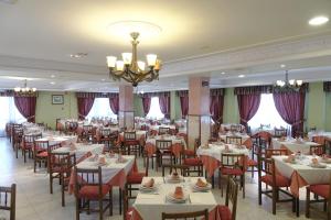 Um restaurante ou outro lugar para comer em Hotel Turimar