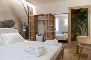 Mbl apartments في مونتيبلونا: غرفة نوم بها سرير مع مناشف عليه