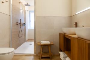 Mbl apartments في مونتيبلونا: حمام مع مرحاض ومغسلة ودش