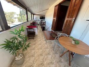 Una habitación vacía con una mesa y sillas en una habitación. en Pousada Marina bonita Rasa, en Búzios