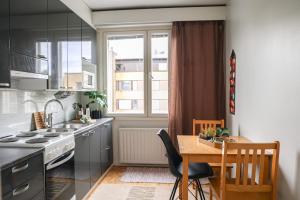 Kuchyň nebo kuchyňský kout v ubytování Cozy Studio Apartment at Prime Central Location by BookLapland