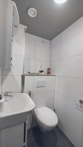 Ένα μπάνιο στο Charming 3BR Nature Retreat +26 φωτογραφίες