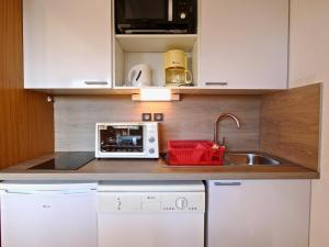 una cucina con lavello e microonde di Studio cabine avec parking couvert à Chamrousse - FR-1-340-122 a Chamrousse Altre 12 foto
