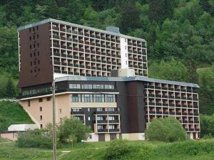 un grande edificio in mezzo a un campo di Studio cabine avec parking couvert à Chamrousse - FR-1-340-122 a Chamrousse