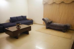 Una sala de estar con un sofá y una mesa de café. en 3 Bedroom home in DHA, en Lahore