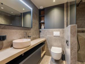 ein Badezimmer mit Waschbecken und Toilette in der Unterkunft Chalet 5★, 10 pers, hammam, proche pistes, animaux admis - FR-1-304-297 in La Clusaz