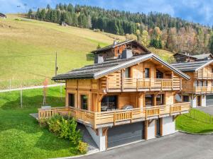 einen Blick über ein Holzhaus in der Unterkunft Chalet 5★, 10 pers, hammam, proche pistes, animaux admis - FR-1-304-297 in La Clusaz