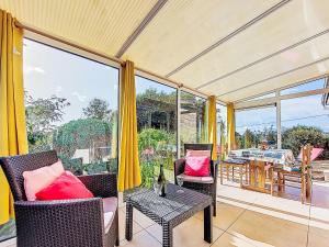 ein Wohnzimmer mit zwei Stühlen und einem Tisch in der Unterkunft Holiday Home Kerguntuil by Interhome in Pleumeur-Bodou