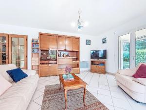 ein Wohnzimmer mit Sofa und Tisch in der Unterkunft Holiday Home Kerguntuil by Interhome in Pleumeur-Bodou