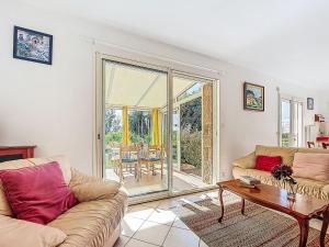 ein Wohnzimmer mit zwei Sofas und einem Tisch in der Unterkunft Holiday Home Kerguntuil by Interhome in Pleumeur-Bodou + 25 Fotos