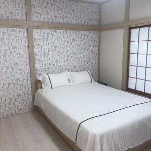 a white bed in a room with a wall at 东京瑞江独栋直达新宿秋叶原 in Tokyo +16 photos