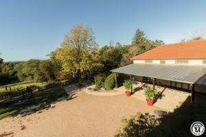 an overhead view of a house with a large patio at Chambres d'hôtes de montcausson in Revel