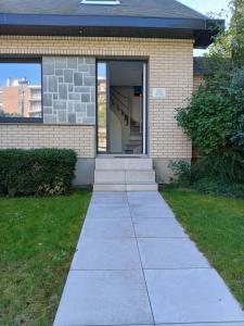 un trottoir devant une maison avec porte dans l'établissement Les Oyats, à Dunkerque 11 autres photos