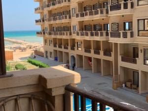 Μπαλκόνι ή βεράντα στο One-Bedroom Chalet with Side Sea View , Turtles Beach C23