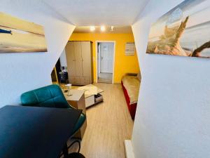 a small room with a green chair in a room at Apartment Altstadt 50m vom Bodensee in Meersburg