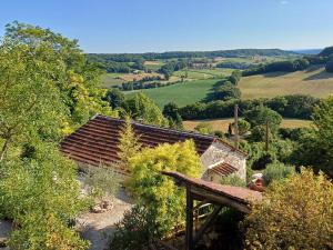 una casa con vista sulla campagna di Les Terrasses de Flaugnac a Flaugnac