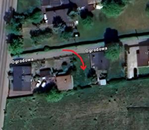 an aerial view of a village with a red arrow at Miejsce na namiot w Błońskim LeoLandzie in Błonie