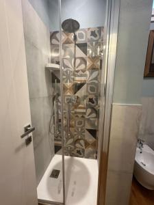 サン・カシャーノ・イン・ヴァル・ディ・ペーザにあるGreen House Florence 10 minのシャワー、トイレ、洗面台付きのバスルーム +9枚の写真