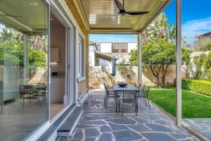 eine Terrasse mit einem Tisch und Stühlen darauf in der Unterkunft The BeBe on Gover - Heritage Gem in North Adelaide in North Adelaide