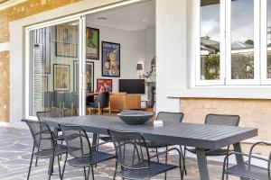 ein Esszimmer mit Tisch und Stühlen in der Unterkunft The BeBe on Gover - Heritage Gem in North Adelaide in North Adelaide