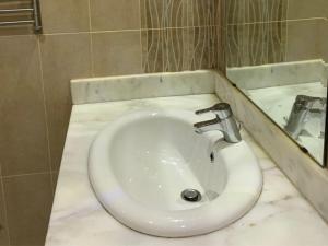 Ένα μπάνιο στο One-Bedroom Chalet with Side Sea View , Turtles Beach C23