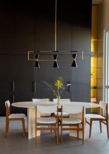 ein Esszimmer mit Tisch und Stühlen in der Unterkunft Stadtflucht Homes in Berlin