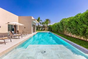 马拉喀什Villa Hawai, ss vis à vis avec espace de sport , piscine Chauffée的房子后院的游泳池