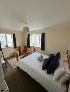 ein Schlafzimmer mit einem Bett, auf dem ein Stofftier liegt in der Unterkunft Pirans Apartments in Perranporth