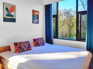 En eller flere senge i et værelse på DALI FLOWER&CAT VILLa