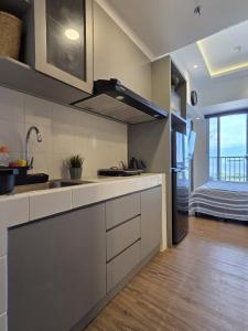 una grande cucina con lavandino e frigorifero di PIK2 Tokyo Riverside Apartment Studio a Muara