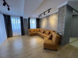 ペデルナレスにあるRemanso de Pazのソファとレンガの壁のあるリビングルーム