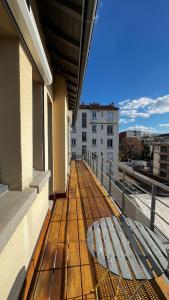 a wooden deck with a bench on a balcony at Superbe appartement en Hauteur style NEW Yorkais - Proche Métro Paris Idéal pour couple et professionnels Toutes commodités à proximité in Saint-Ouen
