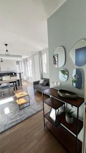 a living room with a couch and a table with mirrors at Superbe appartement en Hauteur style NEW Yorkais - Proche Métro Paris Idéal pour couple et professionnels Toutes commodités à proximité in Saint-Ouen +6 photos