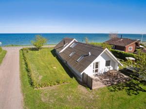 eine Luftansicht eines kleinen Hauses am Strand in der Unterkunft Holiday Home Jolanta - 20m from the sea by Interhome in Malling