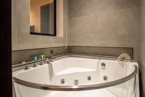 Galeriebild der Unterkunft Modern Apartment with Mountain View & Jacuzzi - Room with private bathroom in a flat in Muscat + 2 Fotos